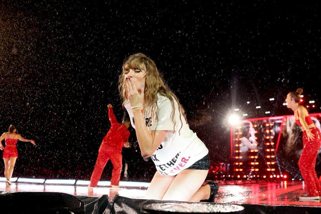 テイラー・スウィフトのインスタグラム：「WELL. We had our first rain show of The Eras Tour. And it was SO MUCH FUN. The dancers, band, crowd and I all pretty much turned into little kids joyfully jumping in puddles all night. I wanted to thank the crowd again for waiting for the weather to clear. And my amazing crew for keeping the stage, lighting and equipment all dry and working so we could play. That was a late, great night I won’t forget. 🥹  📷: @johnshearer / @gettyimages」
