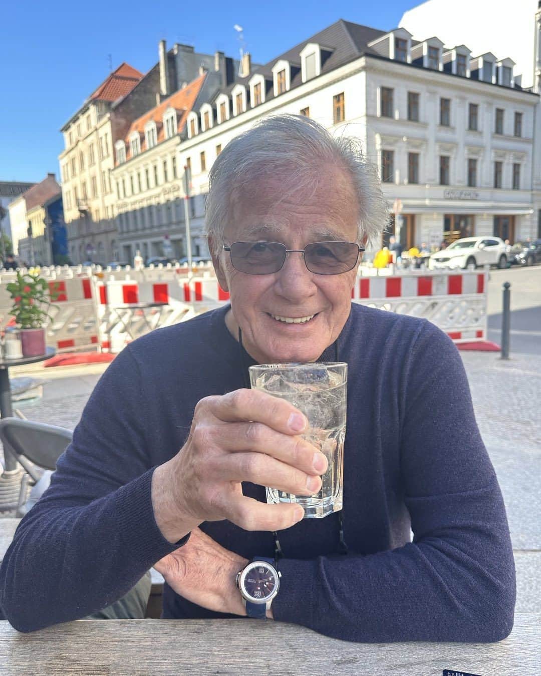 のインスタグラム：「Berlin becomes him.  #Dad」