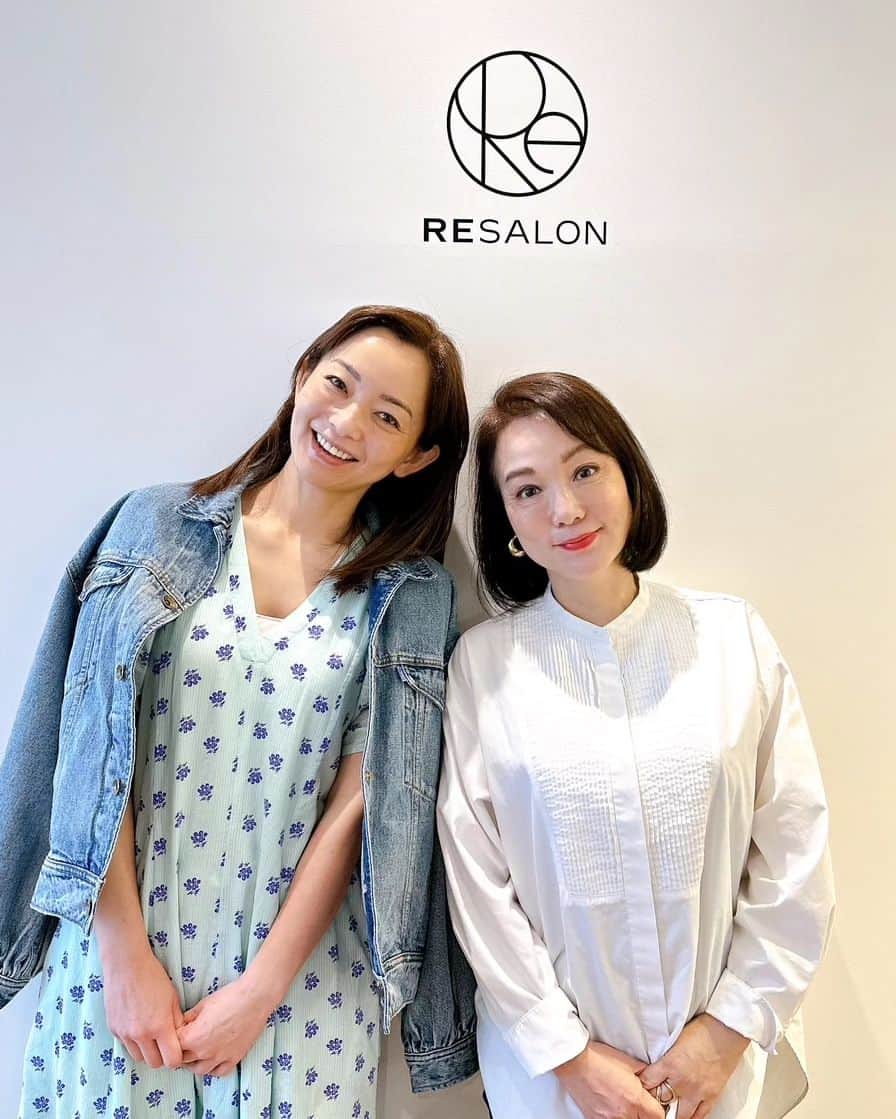 佐藤純さんのインスタグラム写真 - (佐藤純Instagram)「ゴールデンウィークで日焼けした肌をメンテナンス✨  @resalon.co.jp   アールイーサロンでめっちゃツヤ肌にしてもらったー✨  無針水光注射 × BMS   96％の高濃度ヒト幹細胞培養液を無針水光注射  痛みも全くなく、ダウンタイムもなし！  肌にハリがでてふっくらモチモチ肌に😊  透明感もすごい⤴️  ほんとビックリ‼️  フェイシャルの後は、美髪トリートメントも。  水素を吸いながら、頭皮にも無針水光注射を。  トリートメントもしてもらって、サラッサラの髪に。  髪がきれいになると気分もあがるよね～😊❤  最後の写真はRESALON代表のよしえさん😊お肌がめっちゃキレイで説得力ある～😍  @watanabeyoshie  また行きたいサロンです‼️  #resalon #アールイーサロン #無針水光注射 #無針水光 #bms #ヒト幹細胞培養液 #美髪 #育毛 #ツヤ髪 #ツヤ肌 #ママ #ママモデル #モデル #mama #mamamodel #model」5月10日 0時06分 - junsatoidea