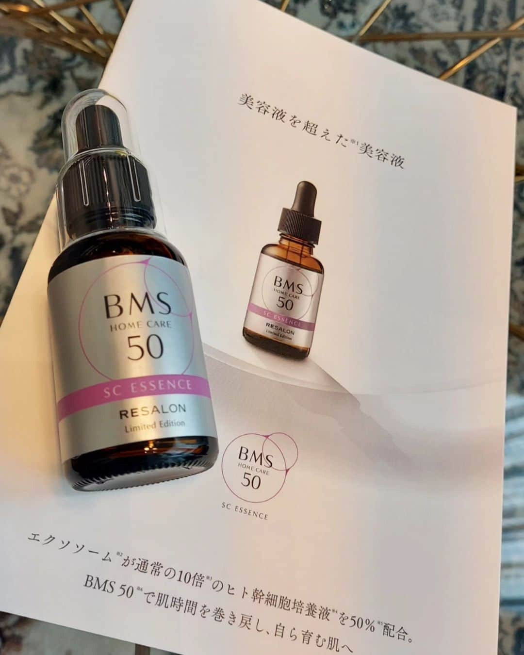 佐藤純さんのインスタグラム写真 - (佐藤純Instagram)「ゴールデンウィークで日焼けした肌をメンテナンス✨  @resalon.co.jp   アールイーサロンでめっちゃツヤ肌にしてもらったー✨  無針水光注射 × BMS   96％の高濃度ヒト幹細胞培養液を無針水光注射  痛みも全くなく、ダウンタイムもなし！  肌にハリがでてふっくらモチモチ肌に😊  透明感もすごい⤴️  ほんとビックリ‼️  フェイシャルの後は、美髪トリートメントも。  水素を吸いながら、頭皮にも無針水光注射を。  トリートメントもしてもらって、サラッサラの髪に。  髪がきれいになると気分もあがるよね～😊❤  最後の写真はRESALON代表のよしえさん😊お肌がめっちゃキレイで説得力ある～😍  @watanabeyoshie  また行きたいサロンです‼️  #resalon #アールイーサロン #無針水光注射 #無針水光 #bms #ヒト幹細胞培養液 #美髪 #育毛 #ツヤ髪 #ツヤ肌 #ママ #ママモデル #モデル #mama #mamamodel #model」5月10日 0時06分 - junsatoidea