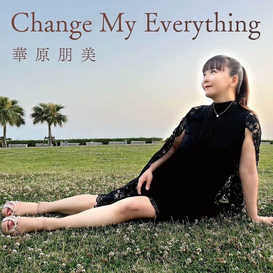 華原朋美さんのインスタグラム写真 - (華原朋美Instagram)「本日5月10日ニューシングル Change  My  Everything 出来上がりました。 久しぶりの作詞になります。 映画の主題歌になっております。 力強く歌いたかった為にキーがとても低くなっていますが、最近では誹謗中傷などで自らの命を断つ方が多く増えております。私も多くの方から誹謗中傷などで苦しんできました。でももうそんな人達には興味もなく無視する事が出来るようになりました。乗り越える強さを覚えると逆に誹謗中傷してる方に何かあったんだろうなぁと思う気持ちになります。ストレスだったりね。だからと言って誹謗中傷されて自らの人生を終わらせてしまうのは残念で無念で心が本当に痛くなります。必ず明日は来るし勇気を持って一歩前へと歩き出して欲しい気持ちもあって作詞させて頂きました。負けないで欲しいです。お願いだから勇気と希望を持って未来へと明るい人生へと変えて前に進んで欲しいです。 #華原朋美　#changemy everything  #youtu.be/SW82nCpMhO8 #5月10日リリース」5月10日 0時07分 - tomomi_kakala