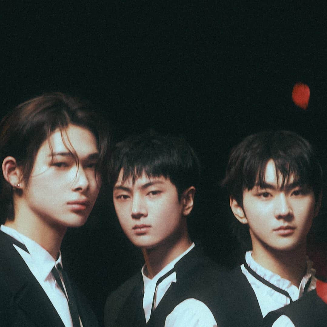 のインスタグラム：「#ENHYPEN <DARK BLOOD> Concept Photo (NEW Ver.)  #엔하이픈 #DARKBLOOD #EN_NEW」