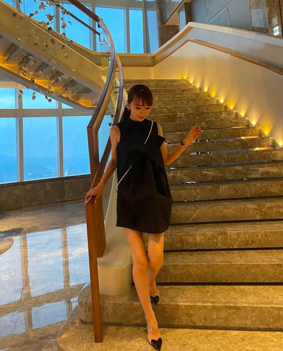 堀江直美さんのインスタグラム写真 - (堀江直美Instagram)「母娘👯‍♀️  旅先でリンクするの楽しいね🖤  WhiteかBlackか悩んでBlackはラウンジ行く時用に…🥂  普段出さない脚も韓国はミニスカ履いてる方が多いのであまり抵抗なく。  @hiand_official   #HIAND#ハイアンド#まとめ髪#ヘアアレンジ#hnhiand親子コーデ#ママコーデ#女の子ママ#親子ファッション#小学生ママ#hnbfashion#jimmychoo#kids#kidsfashion#stylekids」5月10日 0時01分 - naomiiiiiiiiiiii