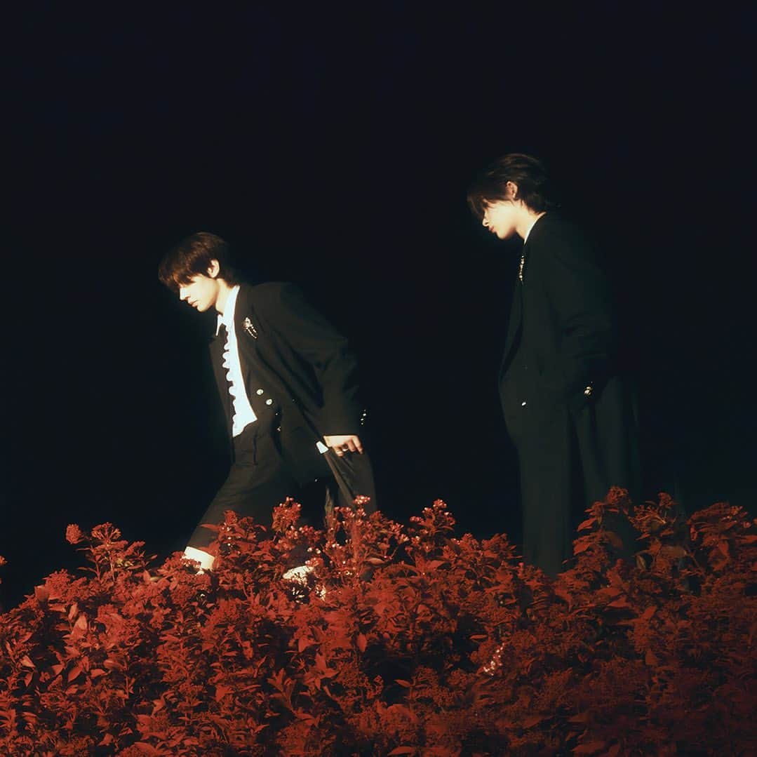 のインスタグラム：「#ENHYPEN <DARK BLOOD> Concept Photo (NEW Ver.)  #엔하이픈 #DARKBLOOD #EN_NEW」