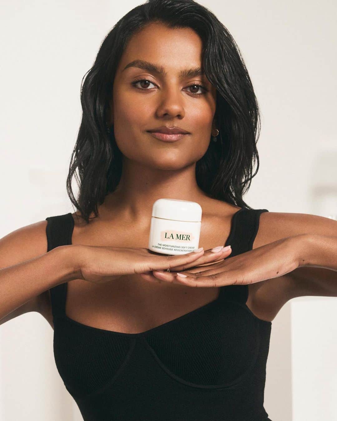 ドゥラメールのインスタグラム：「@simoneashley, our multifaceted muse is a talented actress, opera singer, and pianist. But how does she keep her skin luminous while taking on multiple roles? By using an equally-talented performer: The Moisturizing Soft Cream, a decadent everyday moisturizer that helps firm, smooth, and rejuvenate skin with a vibrant glow.  Shop now for a radiance renewal.  #SimoneAshley x #LaMer #LaMerSoftCream #LaMerSkincare」