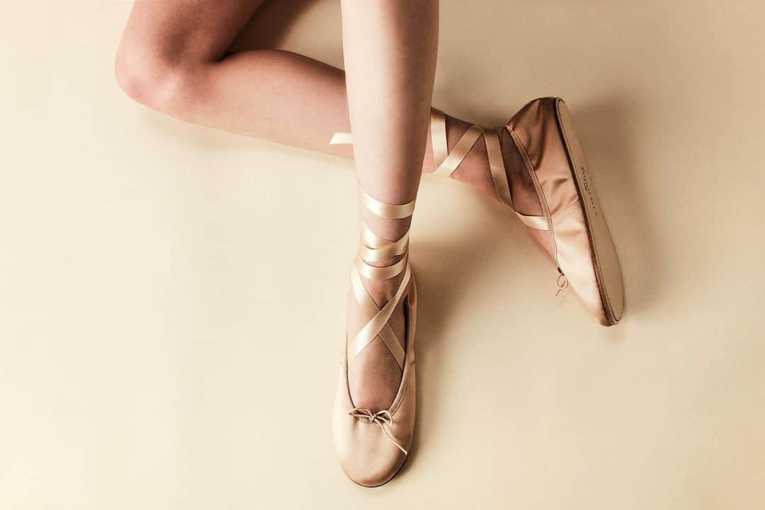 Repettoのインスタグラム：「Les Ballerines Sophia Beige.  Photo : @khaksariarash   #RepettoSophia #RepettoSS23 #SS23 #Ballerinas」