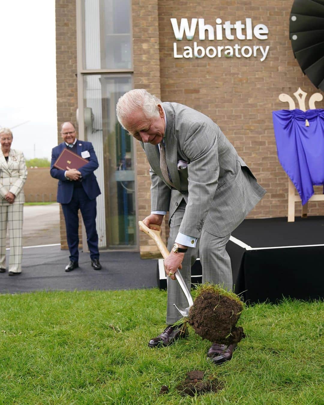 ロイヤル・ファミリーのインスタグラム：「Breaking ground on the new Whittle Lab! 🌱   The University of Cambridge’s new laboratory has been designed to bring together global experts from research and industry in net zero aviation and energy.  As Prince of Wales, His Majesty became Royal Founding Patron of the University of Cambridge Institute for Sustainability Leadership, a partner of the Whittle Laboratory.  ✈️ The main aim of the new laboratory is to halve the time it takes to develop key technologies towards net zero aviation and energy.」