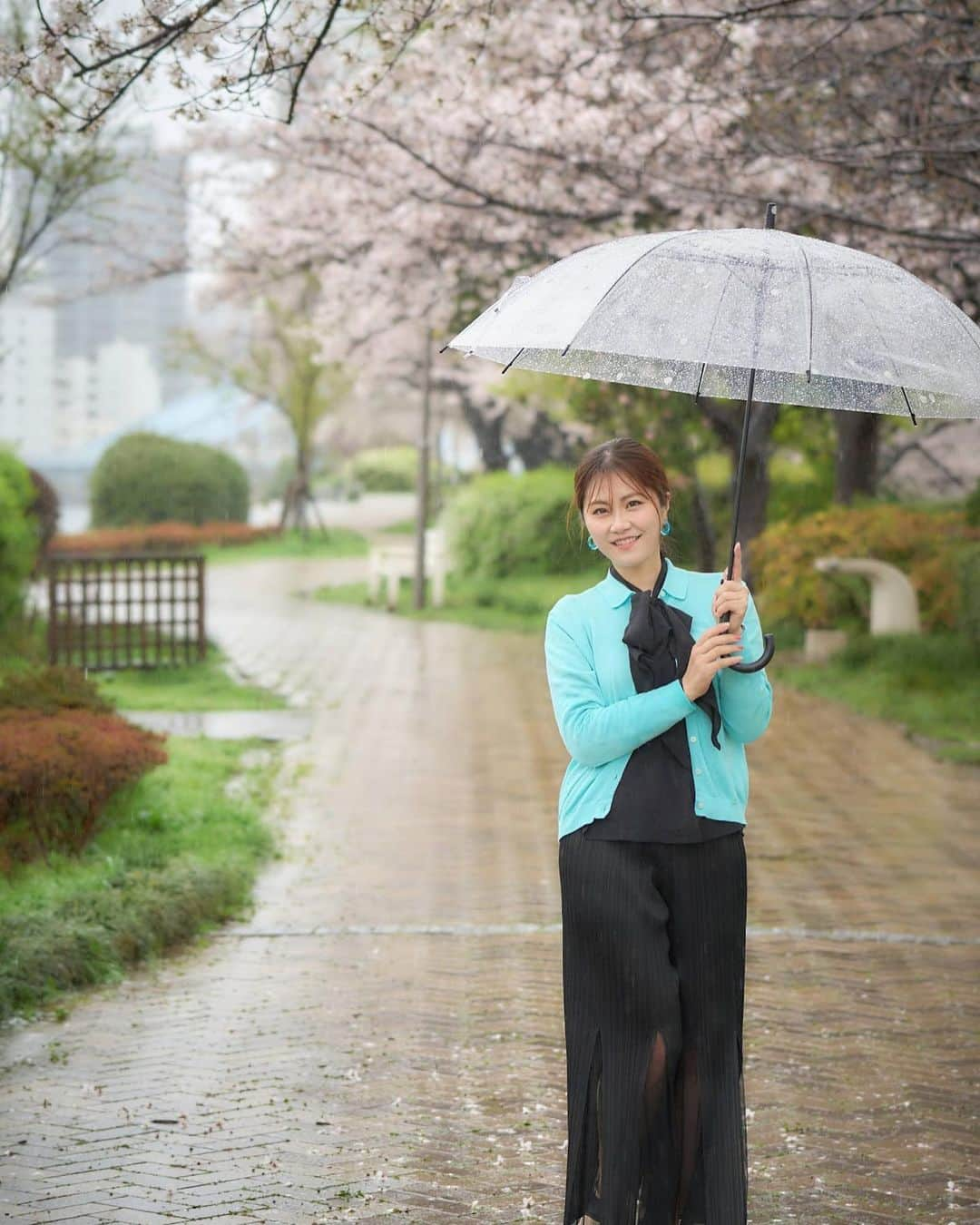 斎藤みどりさんのインスタグラム写真 - (斎藤みどりInstagram)「私としたことがー！ 桜撮影会の写真をすっ飛ばしていた、、！！！ 🌸 台風中継みたいな中、中止せずに撮ってくれたみなさんに感謝です😭🫶🏻✨ その後の屋形船オフ会のお酒はしみたね〜。染み渡っちゃったよね〜！！ . いつもありがとう心から感謝です。 . . 📷 @sakuyoshi2180  #暴風雨撮影 #桜 #桜ポートレート #tokyo」5月10日 0時09分 - midori31100