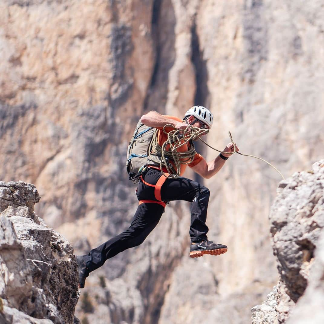 ビブラムさんのインスタグラム写真 - (ビブラムInstagram)「The new @akutrekkingfootwear Viaz DFS GTX redefines a new standard of multipurpose footwear for technical and fast mountaineering, demanding trekking and via ferratas, thanks to its most advanced features, including the high performing Vibram Croda Litebase sole with #VibramLitebase technology and #VibramDurastep compound.   Via @akutrekkingfootwear  #Vibram #ConfidenceInEveryStep #YourConnectionToEarth」5月10日 0時12分 - vibram