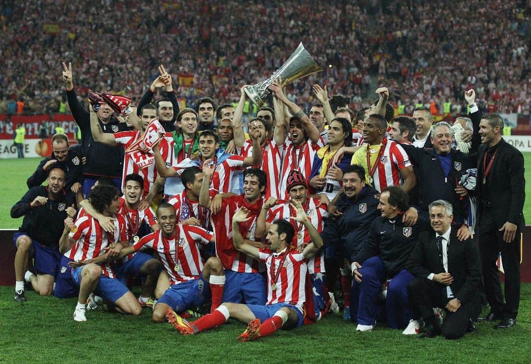 ミランダのインスタグラム：「Un día como hoy hace 11 años la @europaleague era rojiblanca! Mi primer título como Colchonero! Gracias @atleticodemadrid por tantos momentos inolvidables 🔴⚪」