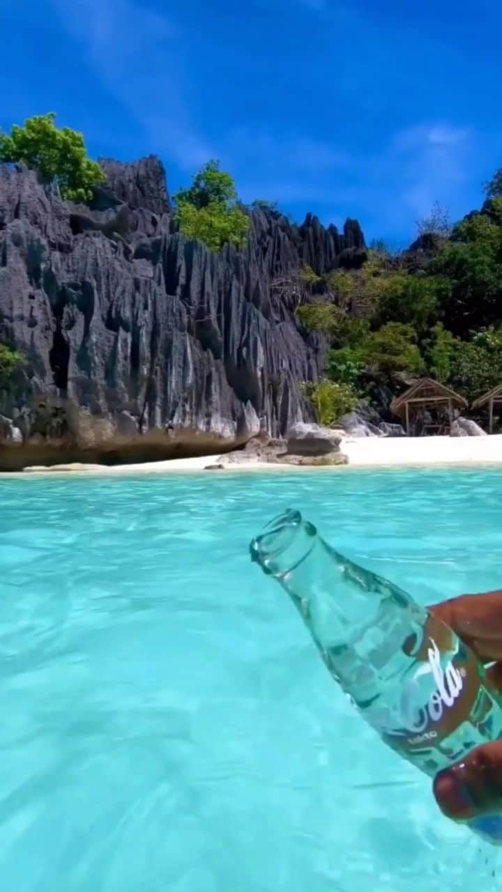 のインスタグラム：「Who wouldn't swim in this water?! 😍 📌 Smith Beach, Coron, Palawan 🇵🇭 📸 @djdisny  #pgdaily #pgstar#pgcounty #sea #planetgo#planet #planetearth #amazing #awesome #nature #palawan」