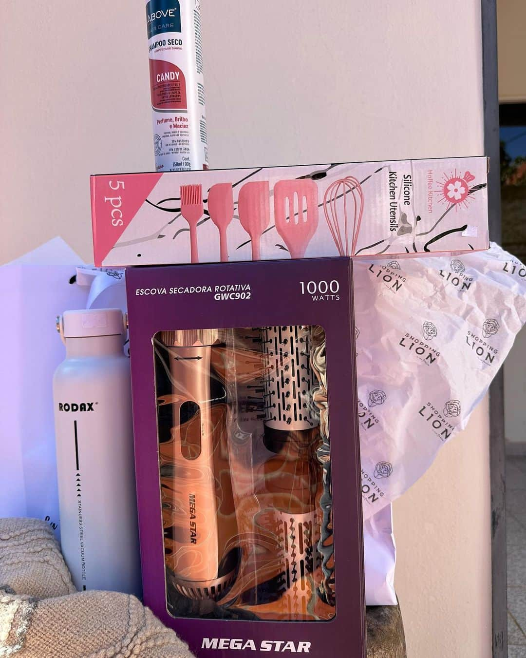 ラリッサ・リケルメさんのインスタグラム写真 - (ラリッサ・リケルメInstagram)「REGALAZO 🎁 MAMI 🤍  ¿Quieres ganar uno de nuestros dos Kits para Mamá? ¡Es muy fácil! Sólo tienes que seguir nuestra cuenta, dejar un lindo mensaje y seguir a Lion.  🎁 Cada Kit contiene un secador, una espátula de silicona, un poncho, un termo y un champú seco. Es el regalo perfecto para esa mujer especial en tu vida.  Así que, ¿qué estás esperando? Participa en nuestro sorteo y demuéstrale a esa persona especial lo mucho que la quieres. ¡No te pierdas esta oportunidad única! #SorteoParaMamá #RegaloEspecial #amorpormamá   @lionconceptt」5月10日 0時55分 - larissariquelme