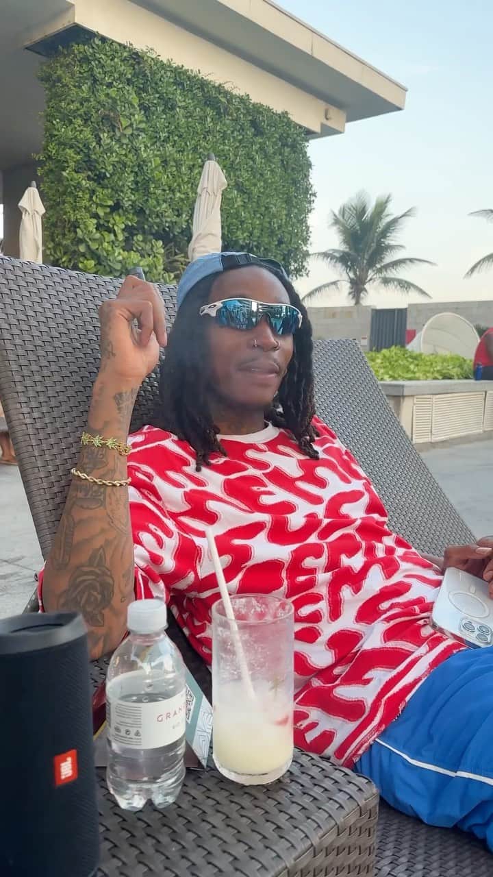 ウィズ・カリファのインスタグラム：「NEW MUSIC   COMING SOON ☮️💨😆💜✌🏾🍄🧘🏾‍♂️🥰🫵🏽」