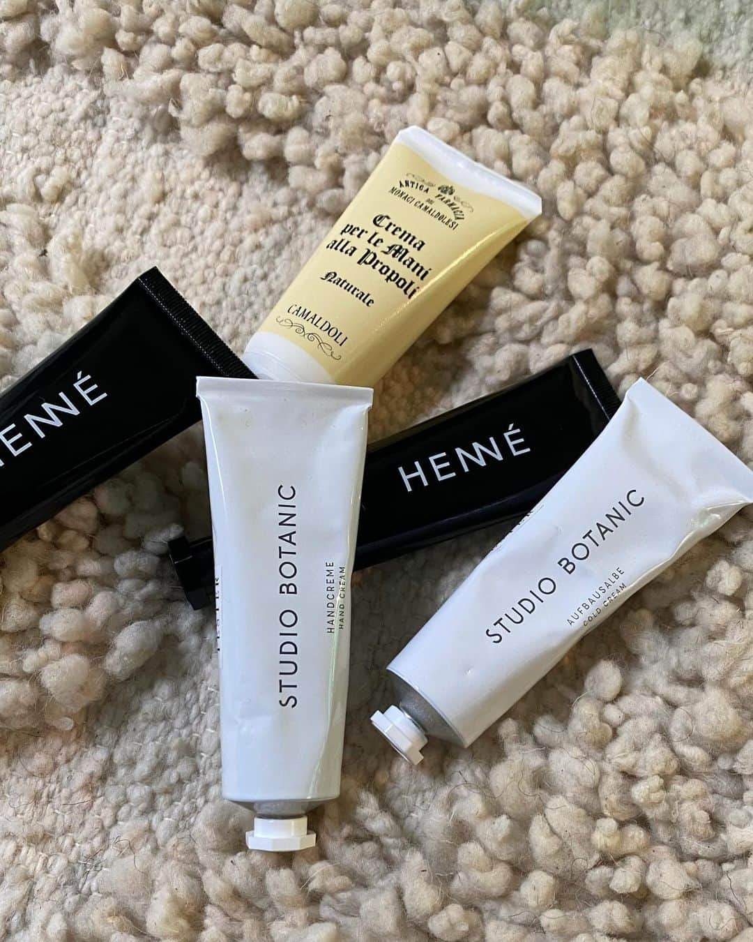 永井美夕さんのインスタグラム写真 - (永井美夕Instagram)「Hand Cream Team🤲🏻🔥  #camaldoli  #henneorganics  #studiobotanic  #organic #handcare」5月10日 0時28分 - miyuu_nagai