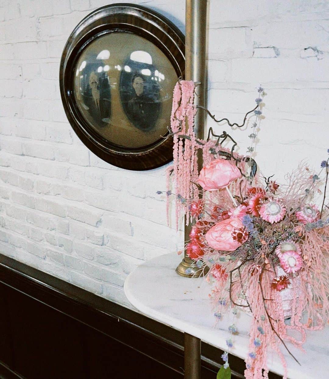 Stumptown Coffee Roastersのインスタグラム：「Have you seen the floral installations at our Pacific Street Cafe yet? 👀🌸  📍212B Pacific Street  Brooklyn, NY」