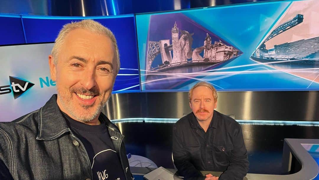 アラン・カミングさんのインスタグラム写真 - (アラン・カミングInstagram)「Today @forbesmasson and I snuck in to the @stvnews studio in Glasgow and pretended to be newsreaders, and also visited the scene of our former crimes across the Clyde at the Finneston Crane. And I got the chance to model my new @floredehoog sweatshirt! Goodbye Glasgow, it was quick but it was fun - the perfect combo!」5月10日 0時41分 - alancummingreally