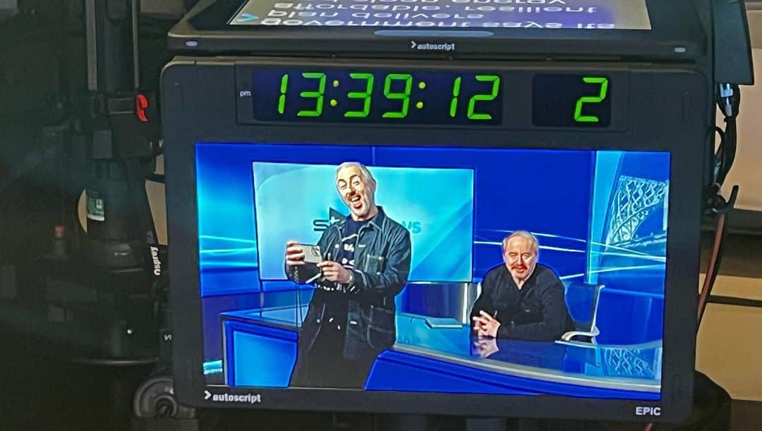アラン・カミングさんのインスタグラム写真 - (アラン・カミングInstagram)「Today @forbesmasson and I snuck in to the @stvnews studio in Glasgow and pretended to be newsreaders, and also visited the scene of our former crimes across the Clyde at the Finneston Crane. And I got the chance to model my new @floredehoog sweatshirt! Goodbye Glasgow, it was quick but it was fun - the perfect combo!」5月10日 0時41分 - alancummingreally