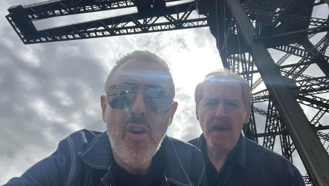 アラン・カミングさんのインスタグラム写真 - (アラン・カミングInstagram)「Today @forbesmasson and I snuck in to the @stvnews studio in Glasgow and pretended to be newsreaders, and also visited the scene of our former crimes across the Clyde at the Finneston Crane. And I got the chance to model my new @floredehoog sweatshirt! Goodbye Glasgow, it was quick but it was fun - the perfect combo!」5月10日 0時41分 - alancummingreally