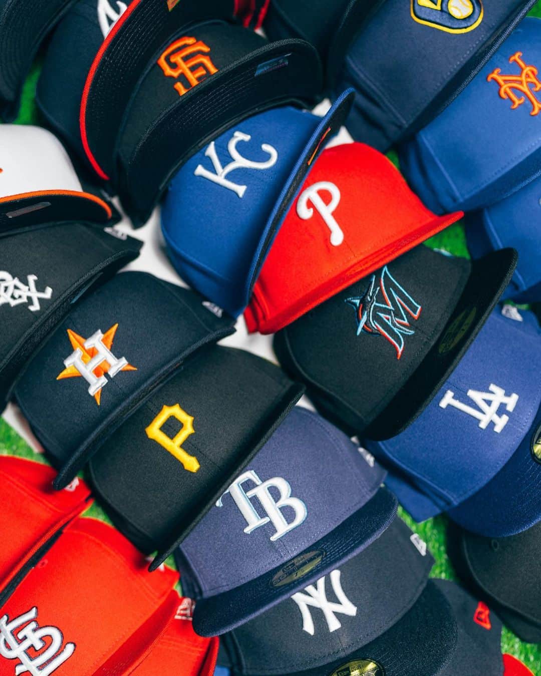 MLBさんのインスタグラム写真 - (MLBInstagram)「#59FIFTYDay celebrates the iconic role the 59FIFTY cap has played in sports and streetwear. Celebrate today by rocking your favorite cap 🧢  Which team has your favorite?」5月10日 0時38分 - mlb