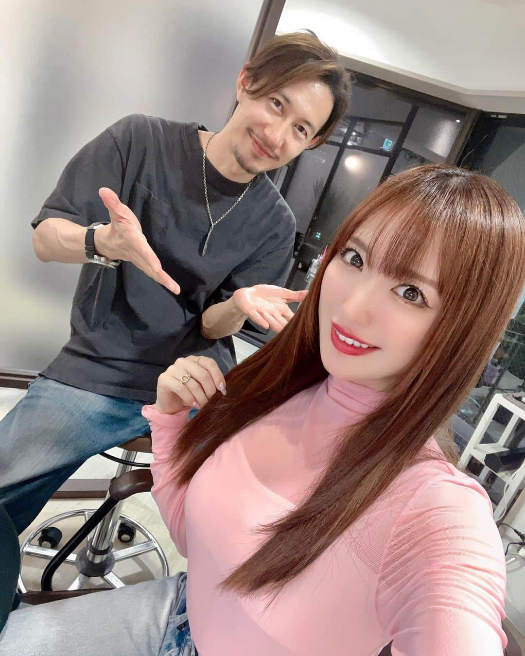 おりささんのインスタグラム写真 - (おりさInstagram)「💇‍♀️  バースデーイベント前に 髪をサラサラにしたくて 矢場町 @botanium_rrsalon で #頭浸浴 とトリートメント❤️  さらさらツヤツヤになって嬉しい😍  元々髪広がりやすくて悩んでたけど 髪質が生まれ変わって良かった🥺❤️  これからもよろしくお願いします✨  紹介したお友達やフォロワーさんにも 喜んでもらえて良かった🥰✨  まだ行ったことない方は ぜひ体験してみてね🥰✨  担当 ▶︎滝島さん  @akira_takishima   東京店🗼▶︎ @rrsalon.aoyama  担当▶︎ @saki_kono_   @rrsalon_ さんのホームケア商品も とってもオススメです✨  おりさもずっと愛用してます❤️  #nagoya#sakae#hair#hairstyle#botaniumbyrrsalon#rrsalon#botanium#glosstify #サラサラ#トリートメント #名古屋#名古屋美容室#矢場町#トリートメント #ヘアケア #美容 #髪質改善 #ボタニウム #ボタニウムバイアールサロン#栄美容室#トリートメントサロン#名古屋髪質改善 #髪型#ストレートヘア#ヘアスタイル#サロンモデル#オレンジカラー#ロングヘア#美容#ぱっつん前髪#ぱっつん」5月10日 0時41分 - orisa_0510