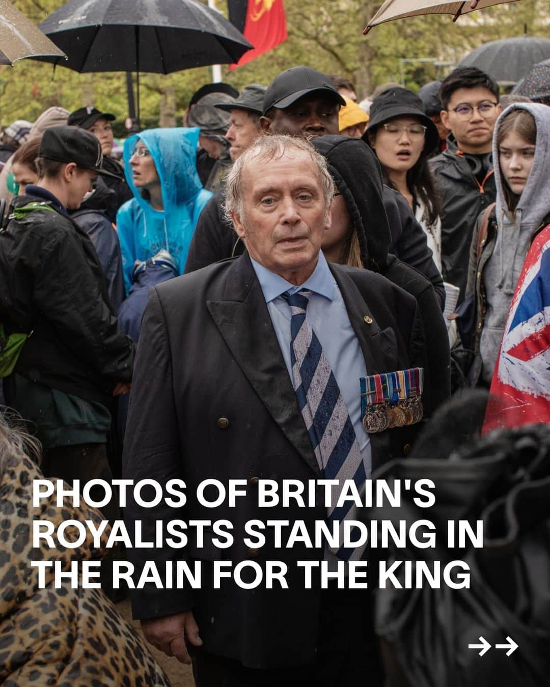 VICEさんのインスタグラム写真 - (VICEInstagram)「No country leans into servile pomp like the United Kingdom. This past weekend marked the crowning of brand new (but still relatively old) monarch King Charles III – brother of Prince Andrew – who took over from the Queen in a ceremony that reportedly cost the British taxpayer £100 million.⁠ ⁠ To celebrate handing their cash to an already incredibly wealthy family, much of the British public traveled to the streets outside Buckingham Palace, where they waited in the pissing rain to honor Charles being passed his crown. Christopher Bethell was there to greet them with his camera – you can scroll through his photos above.   📸 @christopherbethell」5月10日 0時50分 - vice