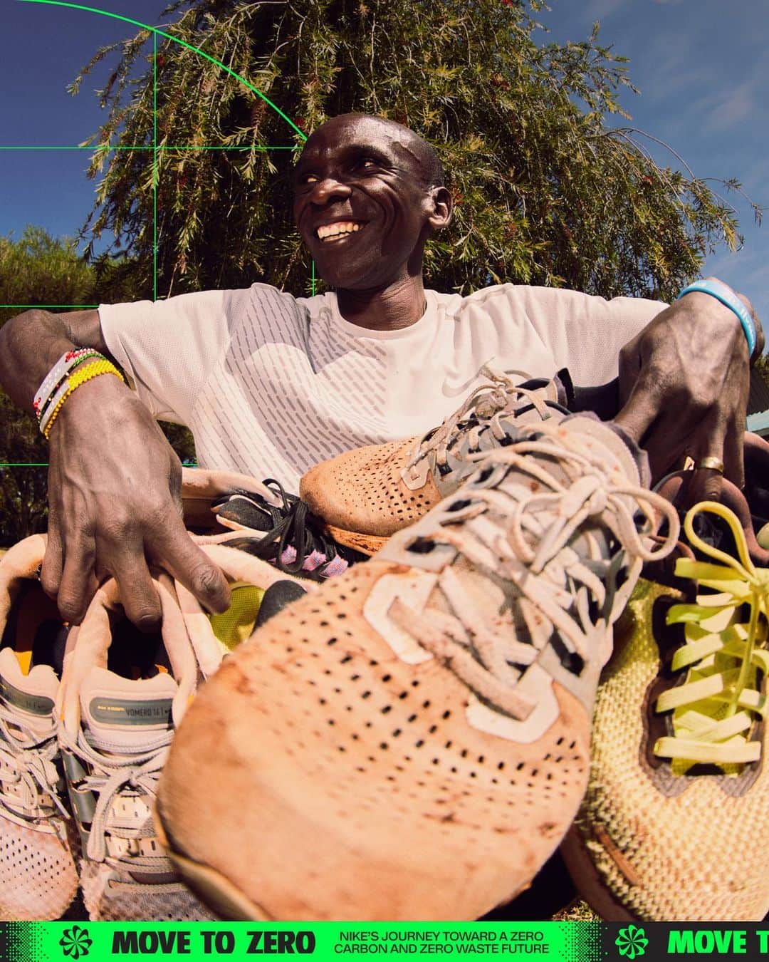 NIKEさんのインスタグラム写真 - (NIKEInstagram)「Eliud ends each run with a simple ritual. He cleans his shoes. It’s his show of respect for the planet. “The only option is to take care of the world, because this is our only home,” he explains.    Join @kipchogeeliud and take the #MoveToZeroChallenge. Dig out your old gear and Refresh, Rethink or Recycle.    GET ‘EM BACK IN THE GAME 🌍♻️」5月10日 1時00分 - nike