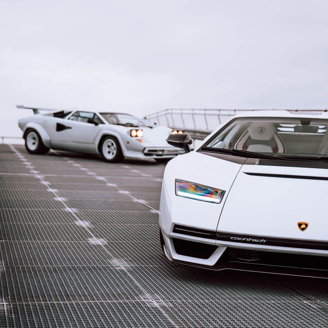 ランボルギーニさんのインスタグラム写真 - (ランボルギーニInstagram)「Our two types of Countach prove one point: time is irrelevant for icons. ​  #Lamborghini #Countach #FutureIsOurLegacy  __ Countach LPI 800-4: fuel consumption combined: 19,5 l/100km (WLTP); CO2-emissions combined: 440 g/km (WLTP)」5月10日 1時00分 - lamborghini