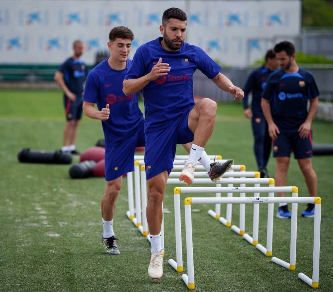 ジョルディ・アルバさんのインスタグラム写真 - (ジョルディ・アルバInstagram)「Ya estamos de vuelta para la recta final de la temporada. 💪🏻🔵🔴 @fcbarcelona」5月10日 0時52分 - jordialbaoficial