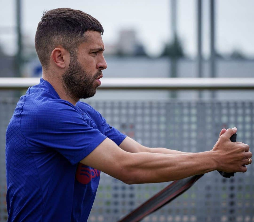 ジョルディ・アルバさんのインスタグラム写真 - (ジョルディ・アルバInstagram)「Ya estamos de vuelta para la recta final de la temporada. 💪🏻🔵🔴 @fcbarcelona」5月10日 0時52分 - jordialbaoficial