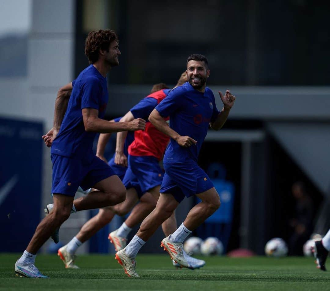 ジョルディ・アルバさんのインスタグラム写真 - (ジョルディ・アルバInstagram)「Ya estamos de vuelta para la recta final de la temporada. 💪🏻🔵🔴 @fcbarcelona」5月10日 0時52分 - jordialbaoficial