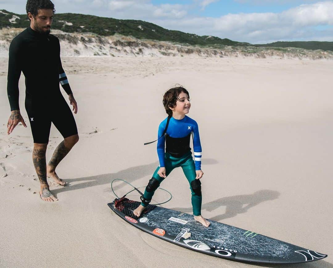 フィリッペ・トレドのインスタグラム：「Hoje meu galego faz 5 anos de idade! Papai é muito feliz por sua vida, te amo muito e desejo para sua vida o que Jesus tem planejado pra você… BENÇÃOS! Te amo filho ❤️ @mahinaekoa // 5 yrs old today for my boy Koa! Daddy loves u so much, I wish you all the blessings from Jesus! Thanks for being so good to us buddy! ❤️ happy birthday 🎈🎊」