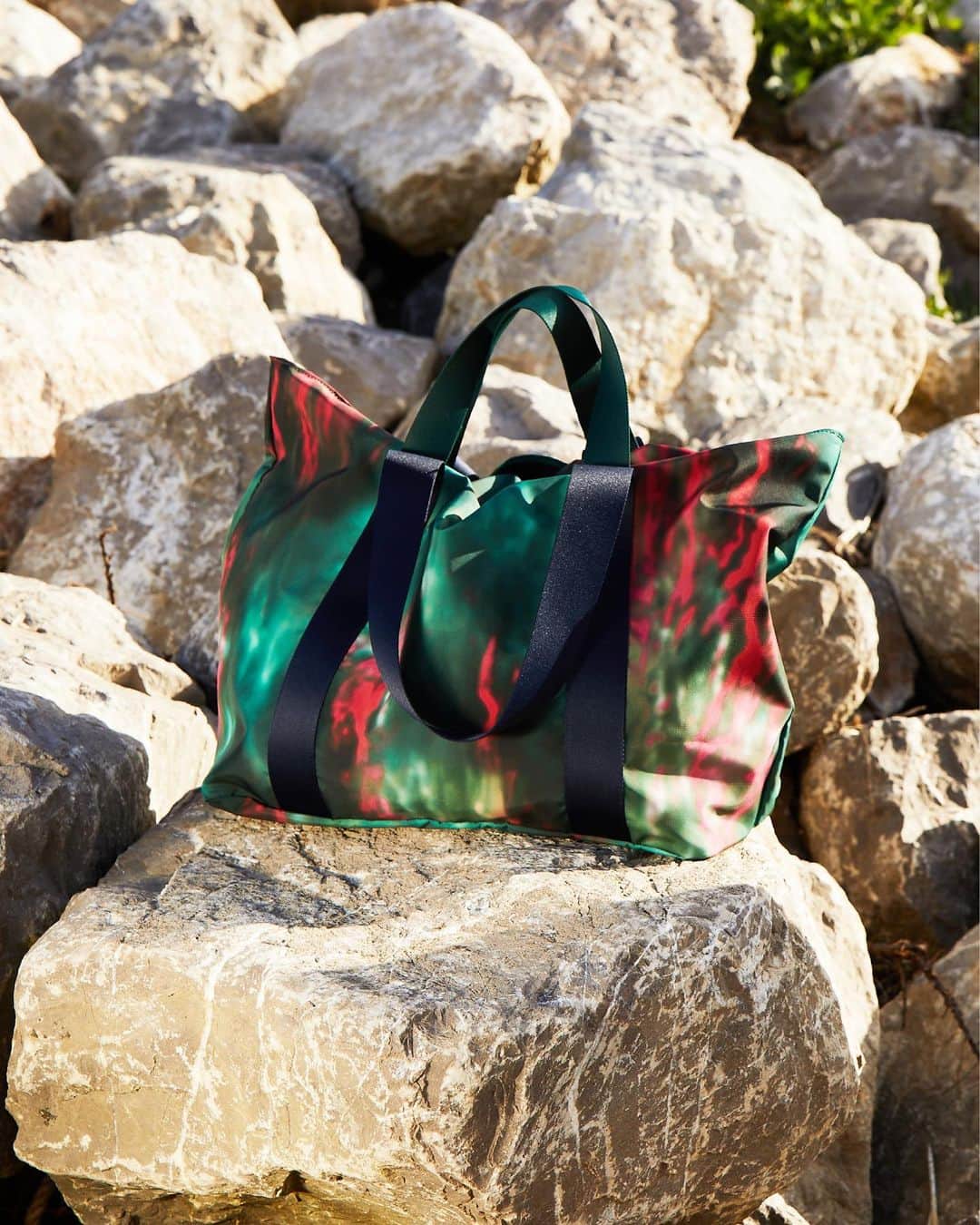 ジャックゴムのインスタグラム：「Le compagnon de voyage idéal pour vos escapades.   #JACKGOMME #SS23 #springsummer23 #bag #madeinfrance #frenchdesigner #paris #travel #summercollection」