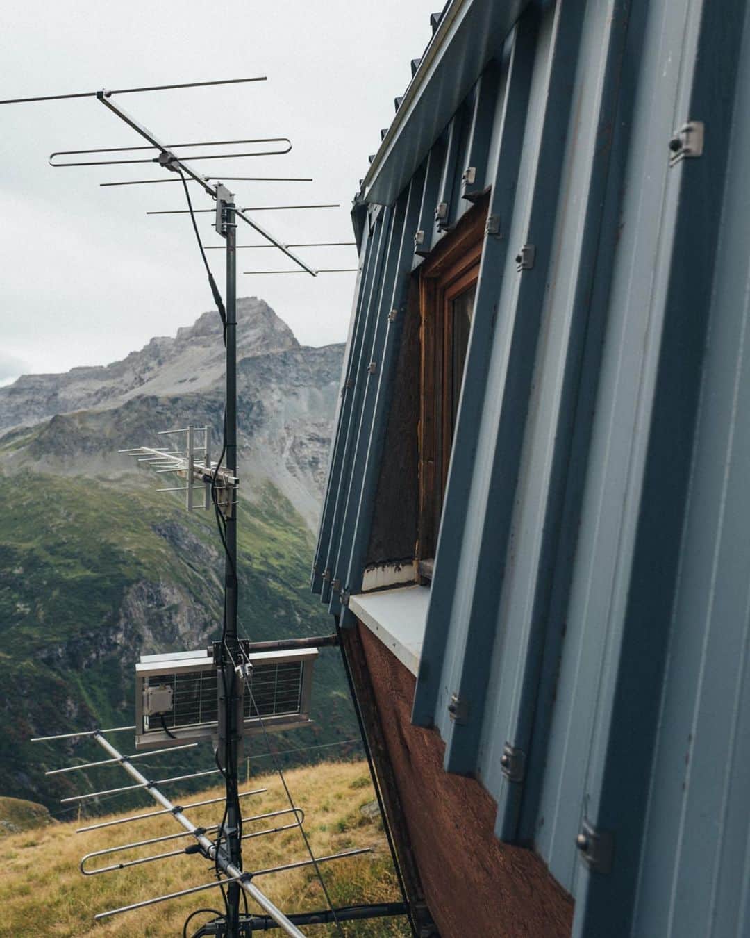 ロシニョールさんのインスタグラム写真 - (ロシニョールInstagram)「Une semaine dans les Alpes tarentaises pour tester les produits de la gamme randonnée de chez @rossignol #collab . A week in the French Alps to test hiking line from @rossignol . #leicaq #alpes #frenchalps #bourgsaintmaurice #hiking #cyclingtheworld」5月10日 1時00分 - rossignol