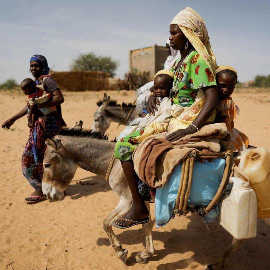 TIME Magazineのインスタグラム：「Escalating conflict in Sudan is leading evacuees to flee and seek refuge and shelter in countries like Kenya, Saudi Arabia, Egypt, and Chad.  In the first photo, Hawa Adam, a Sudanese woman who fled violence in Sudan’s Darfur region, rides a donkey with her children as she heads to water point in Goungour, Chad.  Next, Mawada Al-Tegani, a Sudanese dentist, stands with her daughter at her parent’s home in Giza. She crossed into Egypt following continued fighting between the Sudanese army and the paramilitary Rapid Support Forces.  In the third image, evacuees gaze from the cargo hold of a Kenya Defense Forces plane that has just landed in Nairobi from nearby Sudan on April 24. The Sudanese capital, Khartoum, erupted nine days earlier in intense fighting led by rival generals, forcing embassies to evacuate and thousands to flee across borders to safety.  Since violence erupted in the country nearly a month ago, several international aid organizations have been forced to suspend operations and evacuate the region.  More at the link in bio.  Photographs by 1: Zohra Bensemra—Reuters; 2: Lobna Tarek—picture-alliance/dpa/AP; 3: Thomas Mukoya—Reuters; 4: Amr Nabil—AP; 5: Lobna Tarek—picture-alliance/dpa/AP; 6: Zohra Bensemra—Reuters」