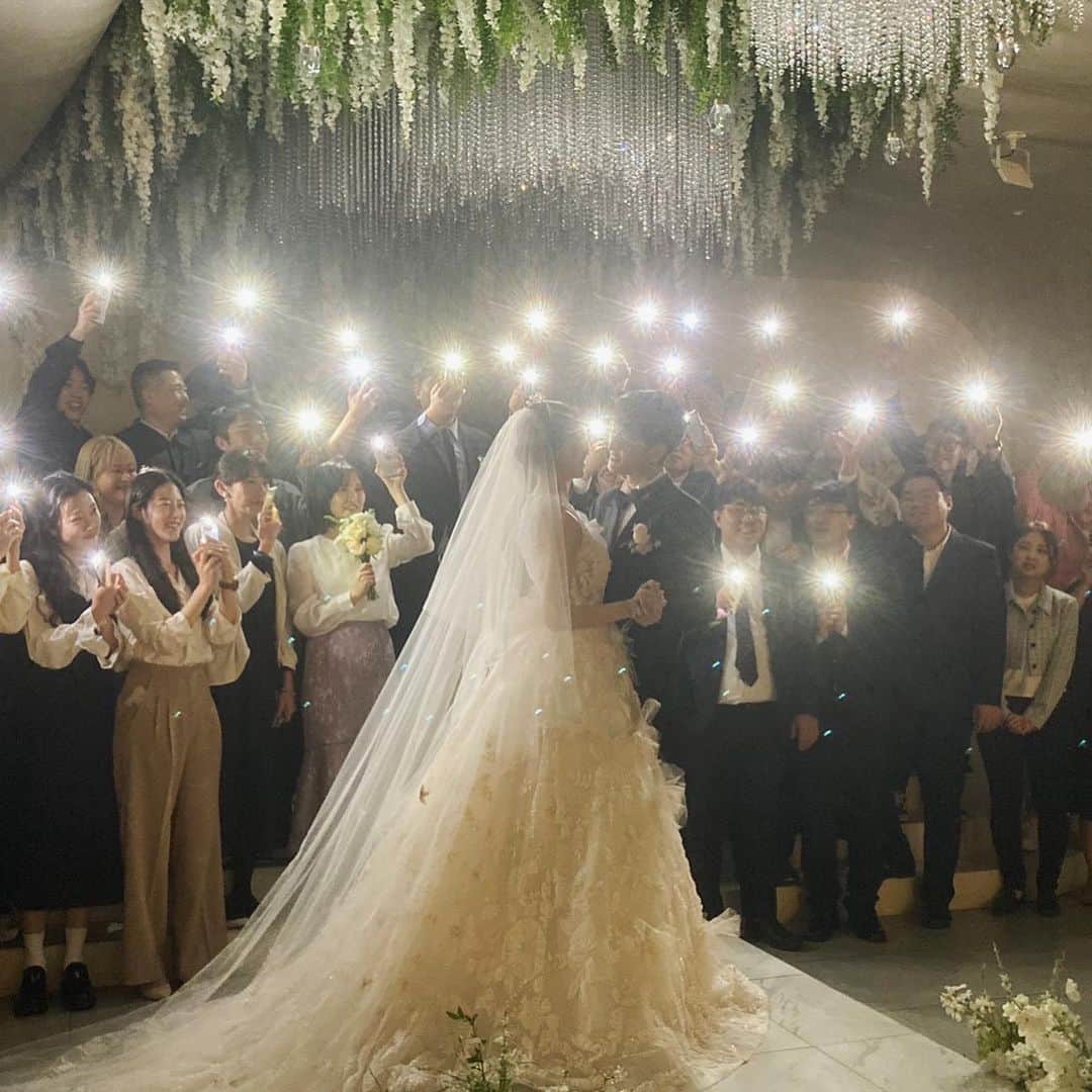 三浦由衣のインスタグラム：「2023.05.06  釜山にて結婚式を挙げました。  たくさんの愛をいただき ありがとうございます。 많은 사랑을 보내 주셔서 정말 감사합니다.  今後ともよろしくお願い致します🤍 앞으로도 잘 부탁드립니다🤍  悪天候の中、日本から、韓国各地から駆けつけてくださったゲストの皆様、改めましてありがとうございます。  実は5日の朝、家族とゲストの方が乗る予定の飛行機が悪天候の為欠航の連絡があり、急遽仁川行きのチケットを取り直して、私たちも仁川に向かう、、という なにかの映画を撮っているのかな〜 というくらいスペクタルな2日間でした。 無事に結婚式を終えることが出来て安心しました。  韓国では結婚式が終わった足でそのまま新婚旅行に発つ、という方が多いのですが、私たちも家族を見送った後すぐに飛行機に乗り、初めての土地にやってきました✈️  Love」