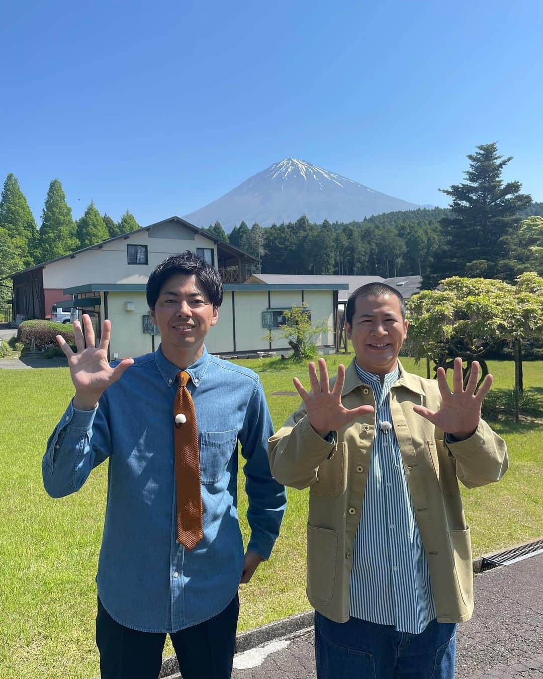 きょんのインスタグラム：「5月10日はコットンの日らしいです！ 最高の場所からスタートだ！ #富士山 #めちゃ綺麗 #5月10日 #コットンの日 #木綿系のお仕事お待ちしております」