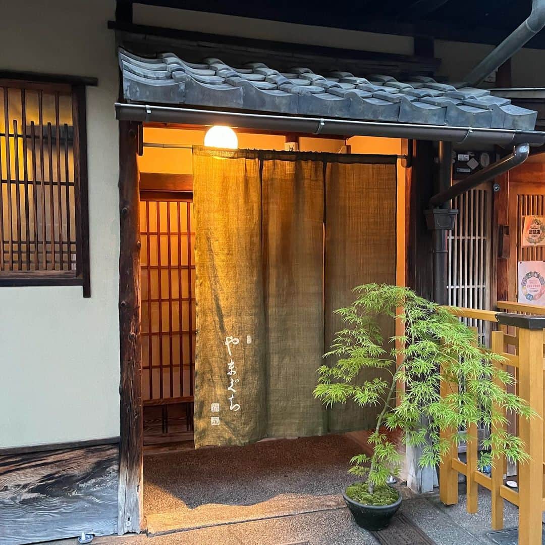 山口俊のインスタグラム：「京都のやまぐちさんにやまぐちくんが訪問してみました。  イタリアンなのに和食を感じるはじめての経験。  あーー美味しかった。 #京都 #京都グルメ #イタリアン #イタメシ #カロリーグルメ」