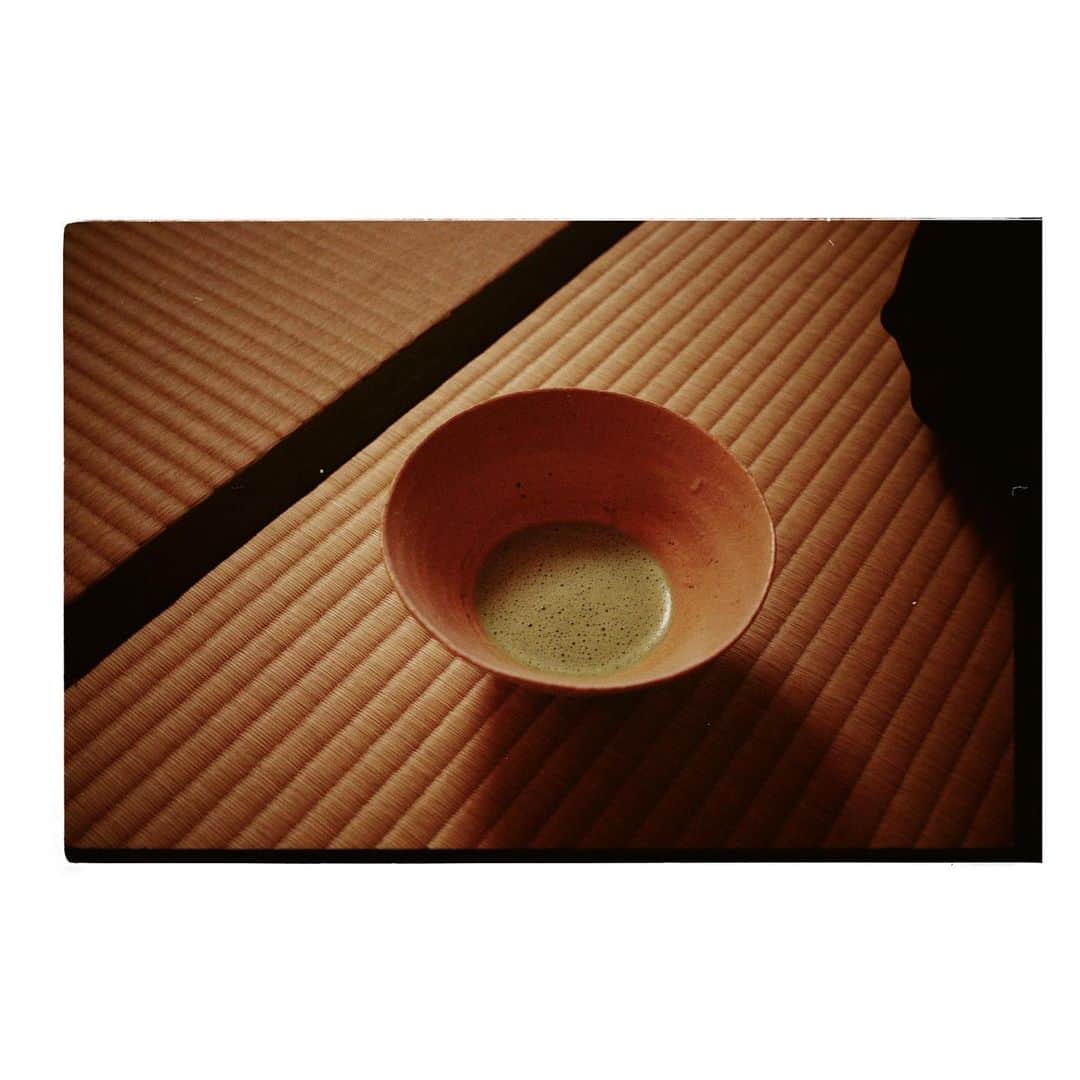 岩崎拓馬さんのインスタグラム写真 - (岩崎拓馬Instagram)「🍵🍵🍵🍵 . . 遠州茶道宗家さんへ  茶道と瞑想は似ていた。  小学校6年生の時 和菓子食べたさに入った茶道クラブ 思い出は"金魚の羊羹"だけ  大人になって改めて体験すると 無ではないのだけど 凛とする時間が流れてた  いつもと違う緊張感を味わうのも なんだか乙なもんですな🍵💗  最後の写真は 家族写真かお見合い写真みたいだね。  お相伴いたします。 . . #茶道 #happytime」5月10日 11時53分 - happy_takuma