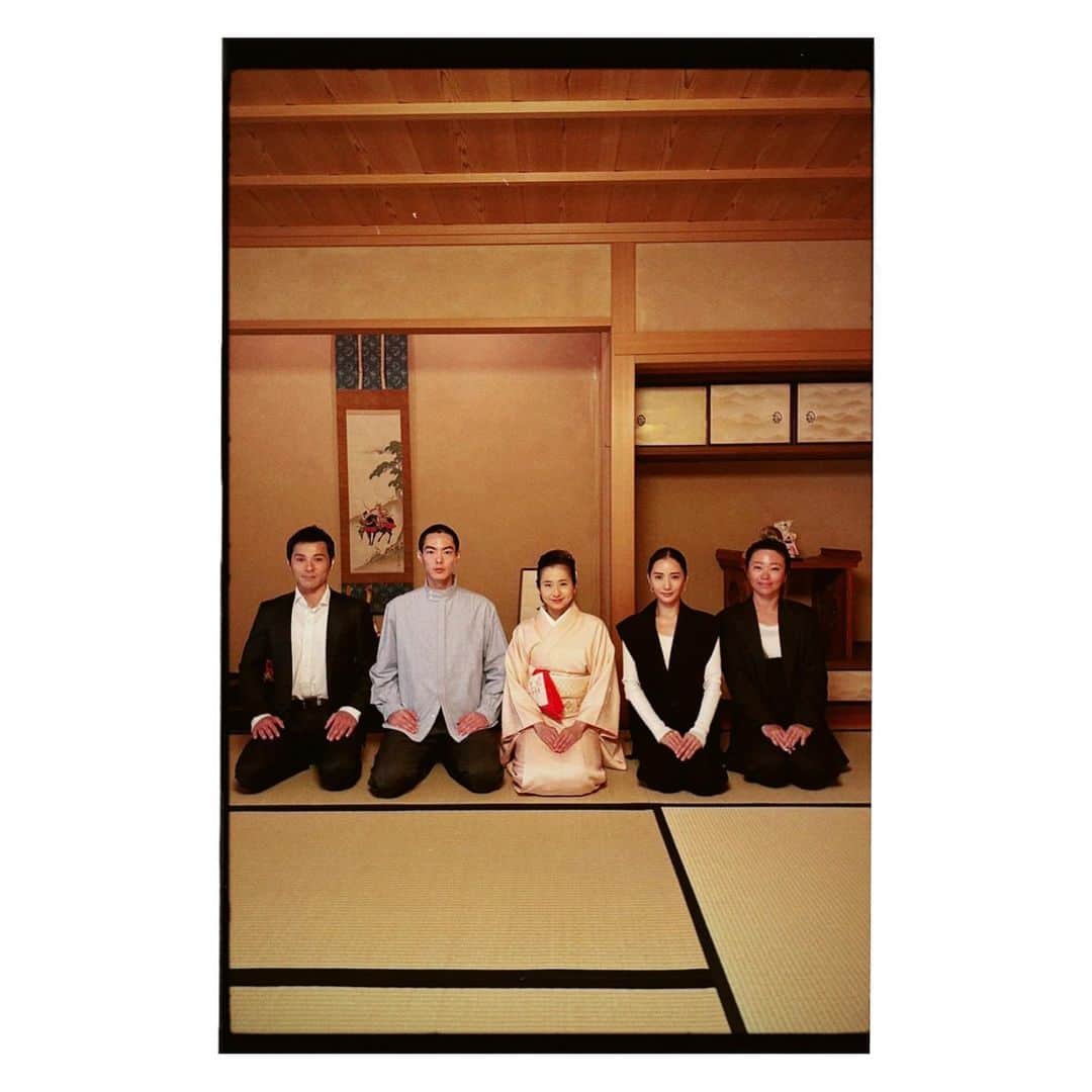 岩崎拓馬さんのインスタグラム写真 - (岩崎拓馬Instagram)「🍵🍵🍵🍵 . . 遠州茶道宗家さんへ  茶道と瞑想は似ていた。  小学校6年生の時 和菓子食べたさに入った茶道クラブ 思い出は"金魚の羊羹"だけ  大人になって改めて体験すると 無ではないのだけど 凛とする時間が流れてた  いつもと違う緊張感を味わうのも なんだか乙なもんですな🍵💗  最後の写真は 家族写真かお見合い写真みたいだね。  お相伴いたします。 . . #茶道 #happytime」5月10日 11時53分 - happy_takuma