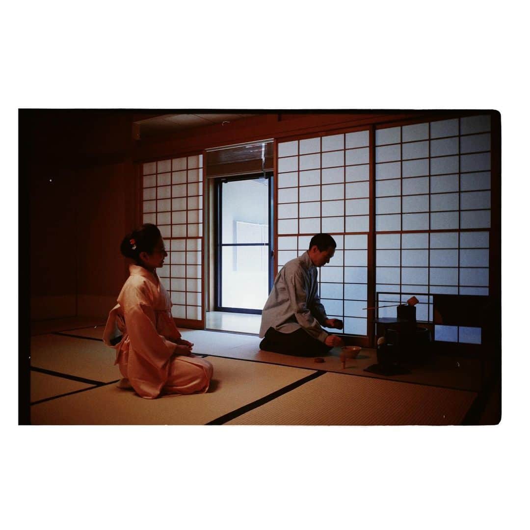 岩崎拓馬さんのインスタグラム写真 - (岩崎拓馬Instagram)「🍵🍵🍵🍵 . . 遠州茶道宗家さんへ  茶道と瞑想は似ていた。  小学校6年生の時 和菓子食べたさに入った茶道クラブ 思い出は"金魚の羊羹"だけ  大人になって改めて体験すると 無ではないのだけど 凛とする時間が流れてた  いつもと違う緊張感を味わうのも なんだか乙なもんですな🍵💗  最後の写真は 家族写真かお見合い写真みたいだね。  お相伴いたします。 . . #茶道 #happytime」5月10日 11時53分 - happy_takuma