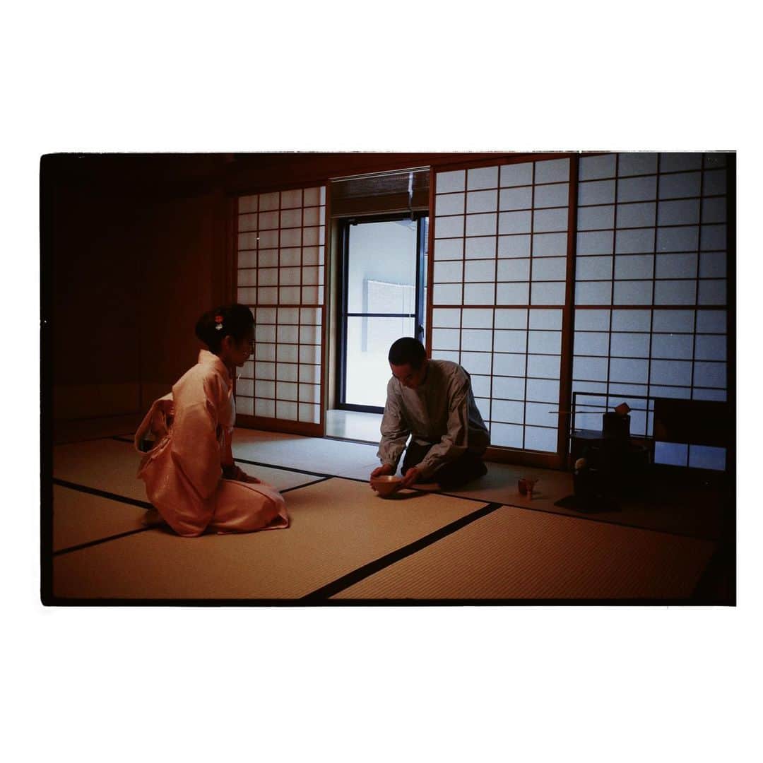 岩崎拓馬さんのインスタグラム写真 - (岩崎拓馬Instagram)「🍵🍵🍵🍵 . . 遠州茶道宗家さんへ  茶道と瞑想は似ていた。  小学校6年生の時 和菓子食べたさに入った茶道クラブ 思い出は"金魚の羊羹"だけ  大人になって改めて体験すると 無ではないのだけど 凛とする時間が流れてた  いつもと違う緊張感を味わうのも なんだか乙なもんですな🍵💗  最後の写真は 家族写真かお見合い写真みたいだね。  お相伴いたします。 . . #茶道 #happytime」5月10日 11時53分 - happy_takuma
