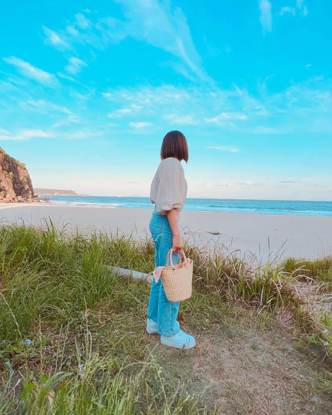 のインスタグラム：「おはようございます🏵️  G L A S S Y  SEA 〰︎ ふんわりガーゼブラウス🌿 カシュクールになっていて 袖がとにかく可愛いブラウスです♡  デニム、maxiスカートや リネンパンツなどとも相性良いです♡  夏は水着の上に羽織ってもかわいいと 思います♡  🧺　Leona ✖️DaSViA カゴバッグですが、持ち手がレザーで 可愛いです♡  #pinkmafia #pinkmafiasmd #izu #shimoda #大人カジュアル　#Glassysea #leona_surf」