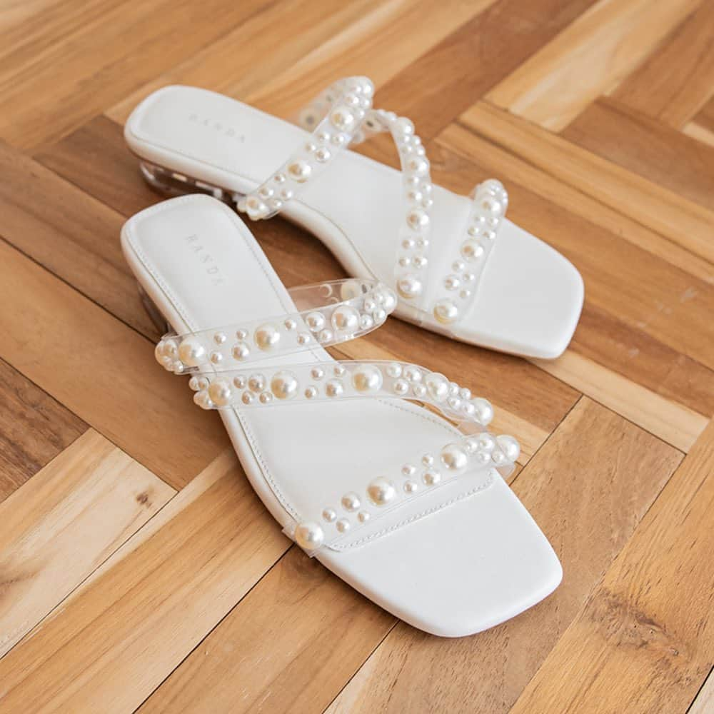 RANDAさんのインスタグラム写真 - (RANDAInstagram)「【Pearl Flat Sandals】 クリアベルトにパールをあしらったフラットサンダル。 シーズンムード高まる涼し気なデザインです。  ──────────  パールフラットサンダル (PR31303) 8,910yen 店舗・オンラインストアで販売中  ────────── ※詳細は @randa_pic プロフィールURLよりご覧ください！ . . #ランダ #靴 #シューズ #サンダル #パールサンダル #クリアヒール #フラット #フラットサンダル #サンダルコーデ」5月10日 10時20分 - randa_pic