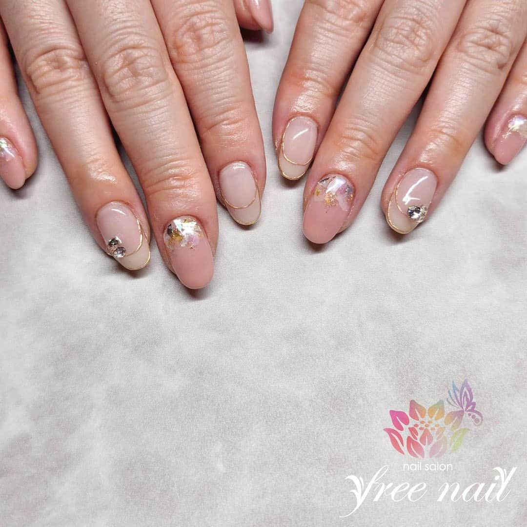 free nail フリーネイルのインスタグラム：「. お客様ネイル💅🏻🪷 . ヌーディーカラーネイル🍑💕 . お上品カラーでメタリックフレンチ🍑💕 . ご来店ありがとうございました🙇🏻‍♀️🙇🏻‍♀️🙇🏻‍♀️💗 . #ネイルアート #ジェルネイル #ネイルサロン #大阪ネイルサロン #ネイルデザイン #ネイルチェンジ #メタリックネイル #フレンチネイル #シェルネイル #ヌーディーネイル #ピンクネイル #ベージュネイル #デザインネイル #トレンドネイル #大人ネイル #きれいめネイル #夏ネイル #summernails #nailsart #nailsdid #美甲 #日式美甲 #日式美甲胶 #日本美甲师 #日本美甲老师 #美甲上课 #日本胶 #フリーネイル #freenail」