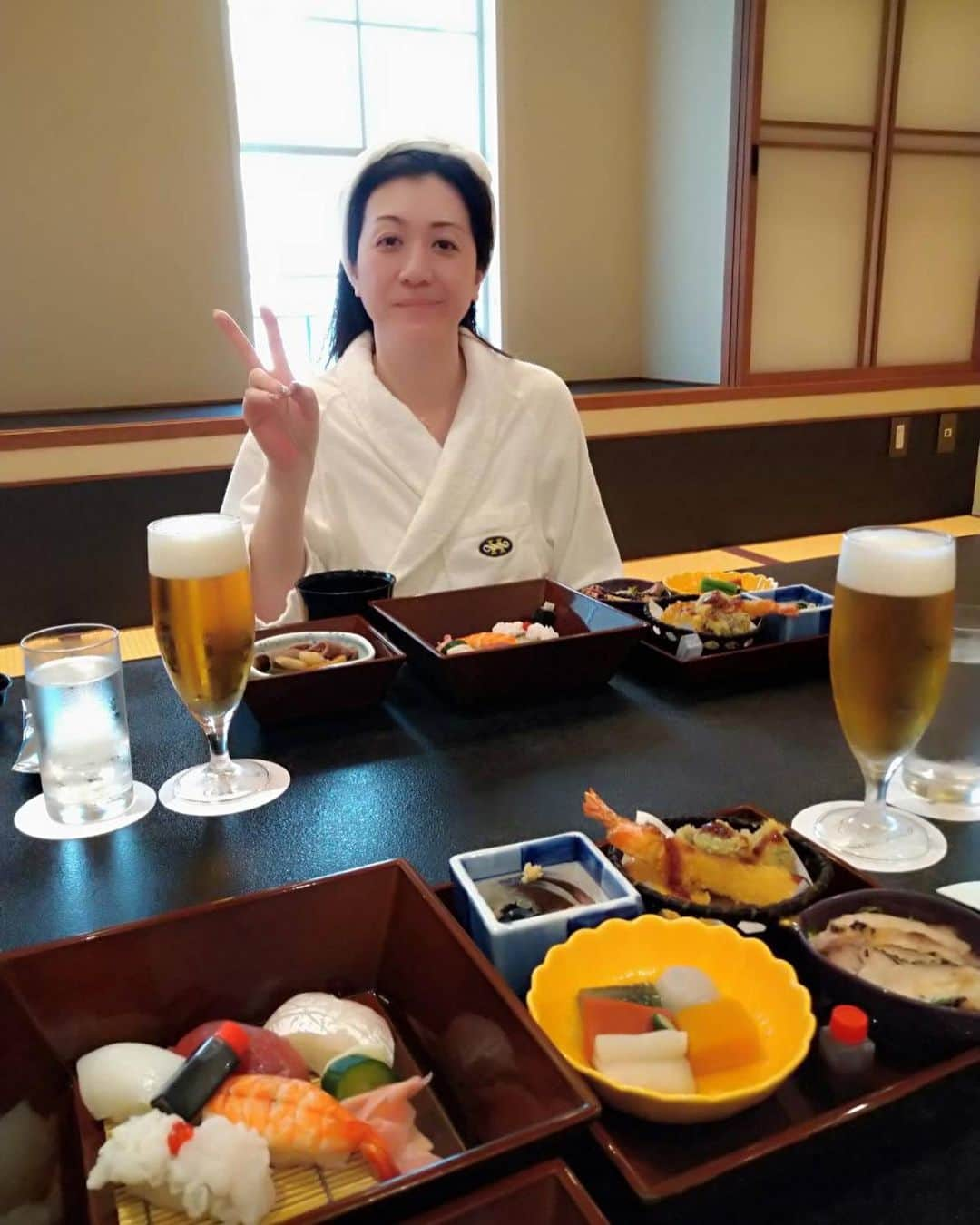 野々村友紀子さんのインスタグラム写真 - (野々村友紀子Instagram)「完全にただのお風呂上がりのどすっぴん日常の私です。撮影者は元相方。  元々、小4からの友達なので今もよく大阪で会います。  友達と温泉入ってタオル頭に巻いてビール飲む前の私、、そらもうお恥ずかしいけどリラックスの極みの顔してますわ。  温泉と言っても京橋やけど😆 めっちゃ街中♨️ でも天然温泉ですよ！ こんな良いとこあるなんて知らなかったー  大阪での最終日、私は1日空いていたので思い切り休みたくてホテルスパを検索。 2人でダラダラしたくてホテルモントレ ラ・スール大阪の温泉入り放題＋個室の食事付きのプランにしてみました。  ホテルなので綺麗だしアクセスいいし、観光のお客さんは出掛けてる時間帯なのでほぼ温泉には誰もいないし、着いてすぐ温泉入って、すんごい広い個室で休んで、ワンドリンク付いてるので生ビール飲んで、お食事出してもらって、ゴロゴロして喋って、また温泉入って、個室は4時間使えるし、景色の良い広いラウンジも使い放題、ランチはホテルのお味で美味しい、バスローブ付、バスタオルセットが2セット付いてるから何度も温泉楽しめて、、7000円。  えっこれ、大人の休日としてめっちゃ良くないですか？💓 追加でマッサージもしてもらいましたぜ👍  最高にゆっくりできました。 ほんと行って良かった。  そして いよいよ明日‼️  ‼️5月11日(木)20:00〜21:00  🔥初の1人インスタライブですよー🔥  みなさん見に来てくれてのかドキドキしておりますので、なんとかして少しでも見に来てくださいー！！」5月10日 10時33分 - nonomura_yukiko