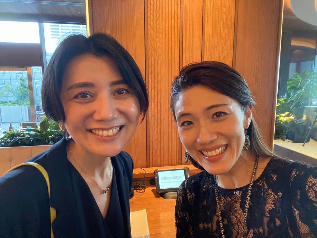 央雅光希のインスタグラム：「仲良くして頂いてる某先輩の結婚パーティーへ。 お式じゃないパーティー形式での結婚式は初めてだったけど、みんなでワイワイ騒いで美味しいご飯を頂いて、最高の時間だった！新郎新婦さんの、ゲストに楽しんで欲しいという気持ちがとても伝わる素敵な時間だったなぁ😊❤️会場では懐かしい方々にも沢山会えて、いつ振りだろ⁉️という1期上のれみさんとも再会‼️音楽学校時代、お掃除場所の分担さんだったんですが優しすぎてほとんど怒られなかったです🥺笑」