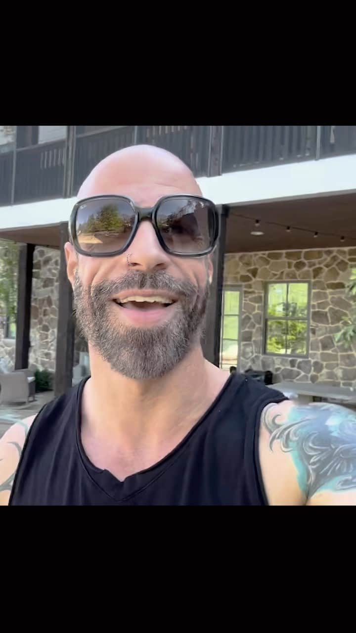 クリス・ドートリーのインスタグラム：「THE DAUGHTRY APP IS HERE 🤘 DOWNLOAD IT NOW for exclusive access to pre-sale tickets, tour dates, bi-weekly chats with Chris and the band, special live streams and so much more 🔥 HIT THE LINK IN BIO and check it out!   #DAUGHTRYBE」