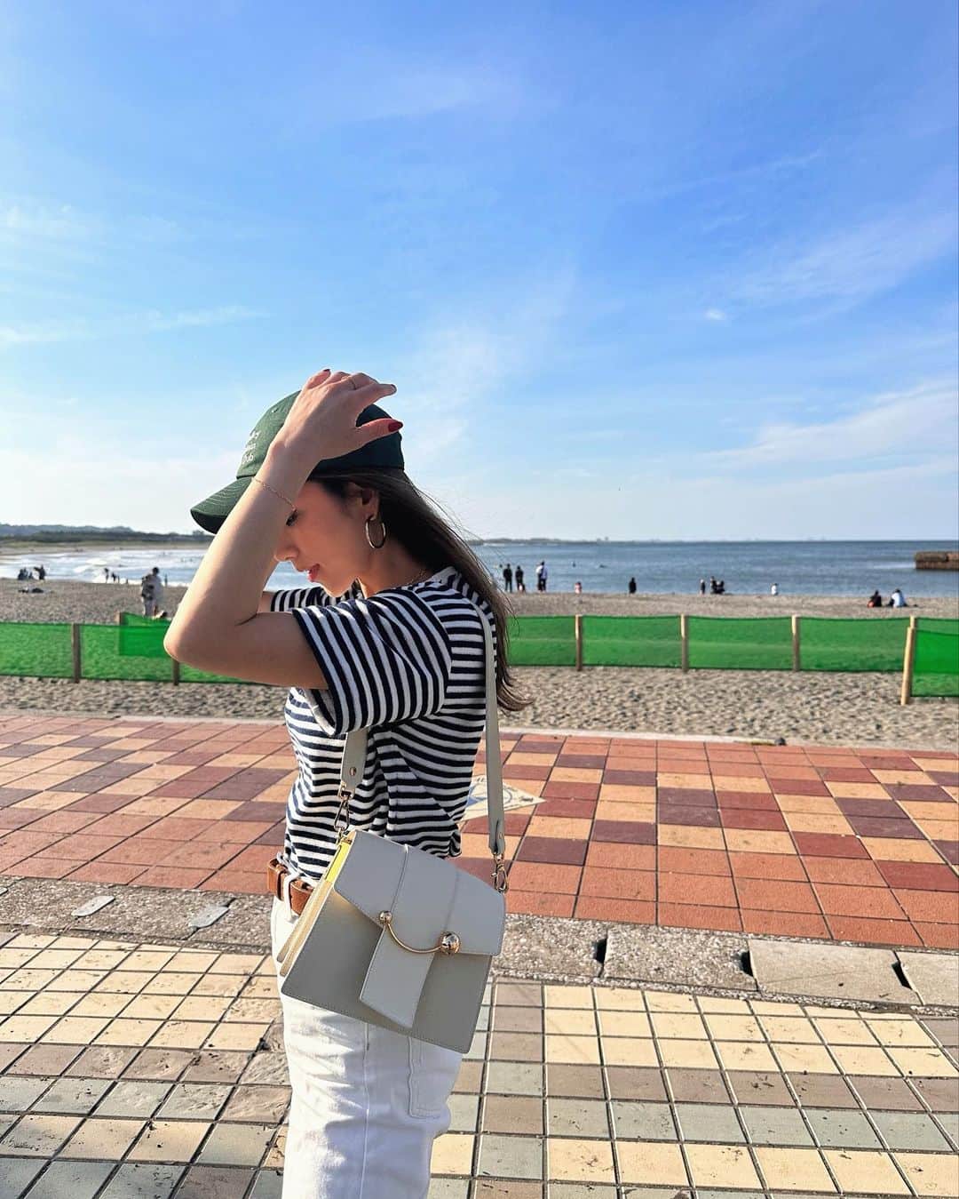 上原歩さんのインスタグラム写真 - (上原歩Instagram)「💚🦜  今日も良き日に🧡  Tshirt : petitbateau bottom : hm bag : strathberry  belt : HERMES/Margiela cap : sea  …🦋  ______________________________________  #love #life #loveislove #fashion  #ootd #beach #city #sea #sky #cap #denim #ボーダー #キャップ」5月10日 10時40分 - ayumiuehara
