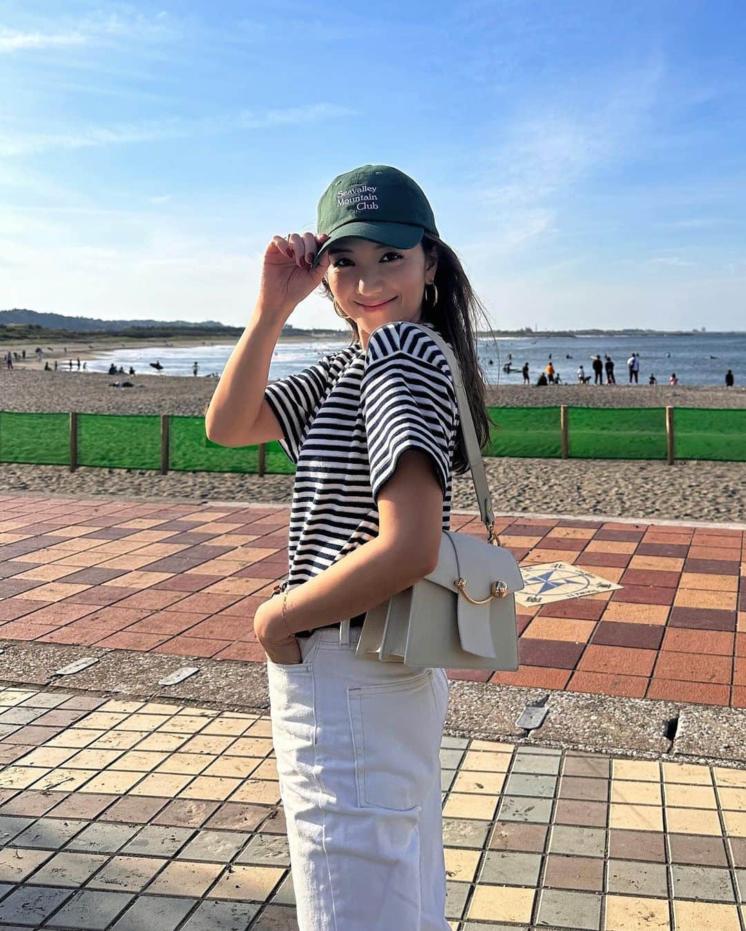 上原歩さんのインスタグラム写真 - (上原歩Instagram)「💚🦜  今日も良き日に🧡  Tshirt : petitbateau bottom : hm bag : strathberry  belt : HERMES/Margiela cap : sea  …🦋  ______________________________________  #love #life #loveislove #fashion  #ootd #beach #city #sea #sky #cap #denim #ボーダー #キャップ」5月10日 10時40分 - ayumiuehara