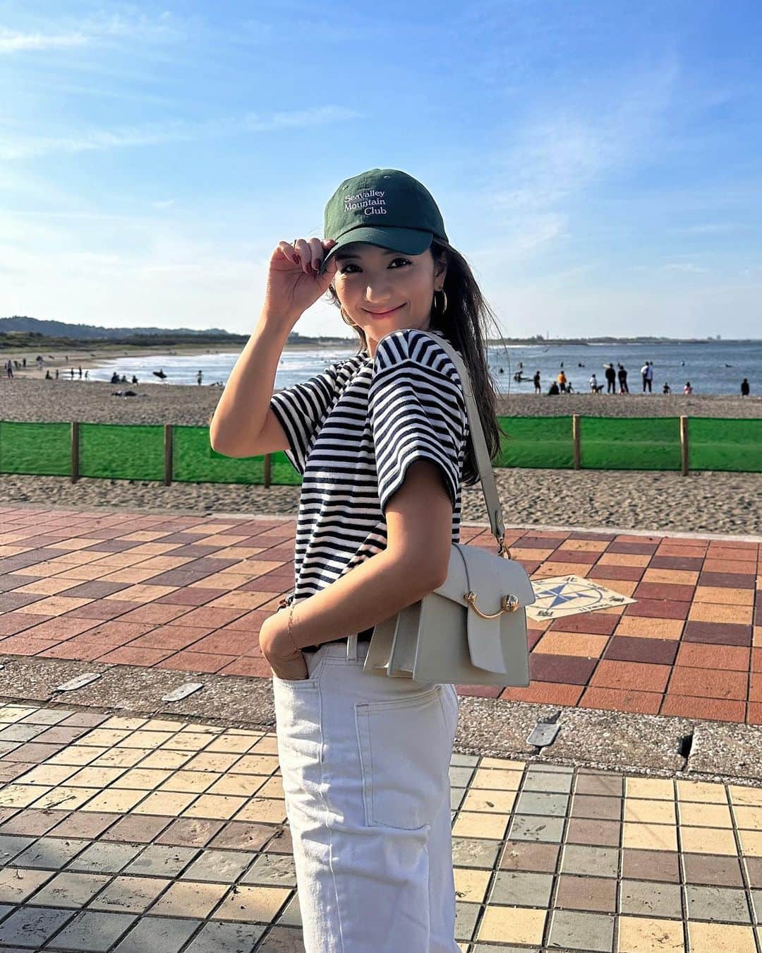 のインスタグラム：「💚🦜  今日も良き日に🧡  Tshirt : petitbateau bottom : hm bag : strathberry  belt : HERMES/Margiela cap : sea  …🦋  ______________________________________  #love #life #loveislove #fashion  #ootd #beach #city #sea #sky #cap #denim #ボーダー #キャップ」